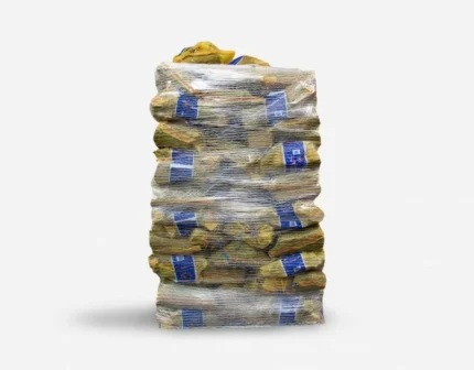 Palete com 84 sacos de 10 kg de lenha de carvalho premium.
